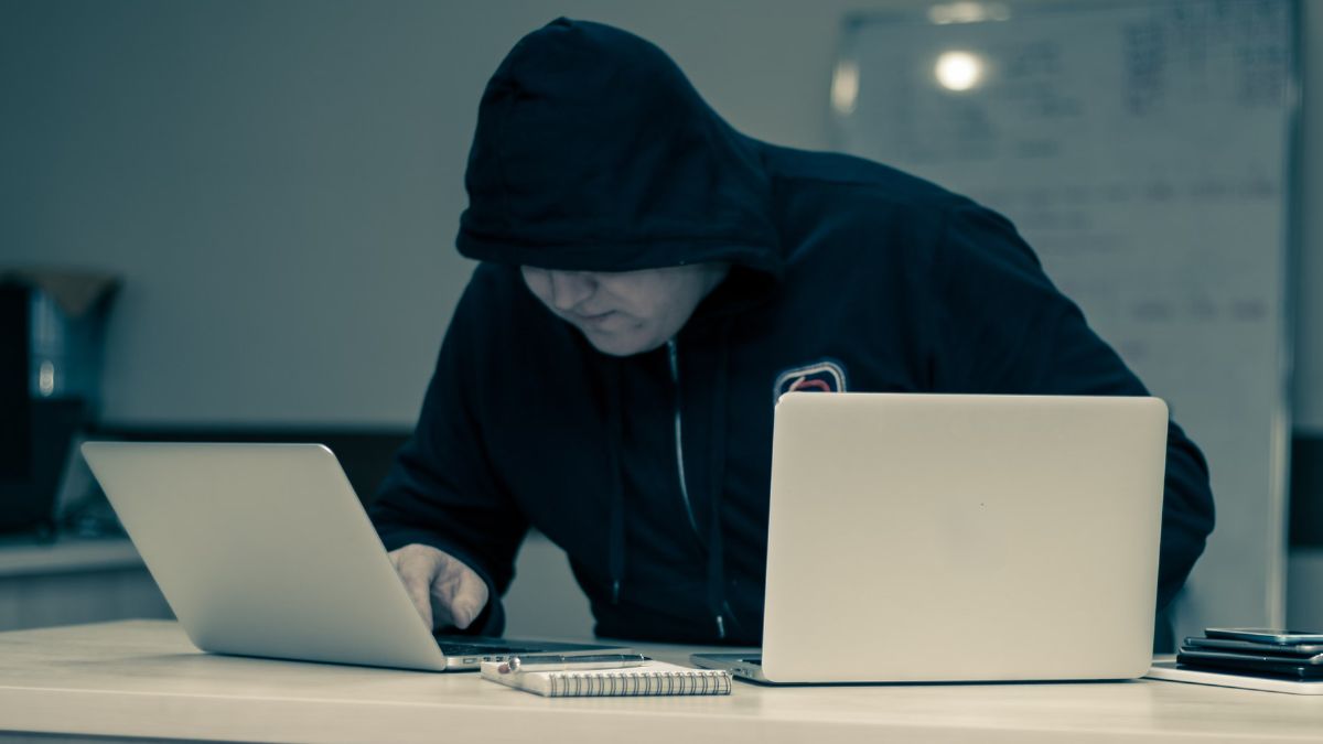 hacker realizando trabajo ilegal.