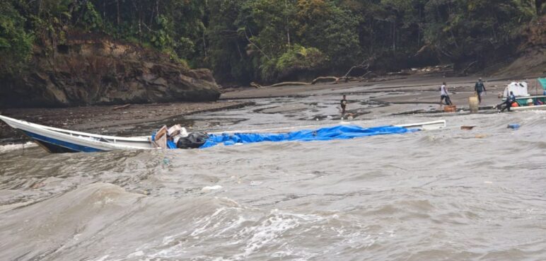 Embarcación se hundió en Buenaventura: autoridades rescataron a 5 tripulantes