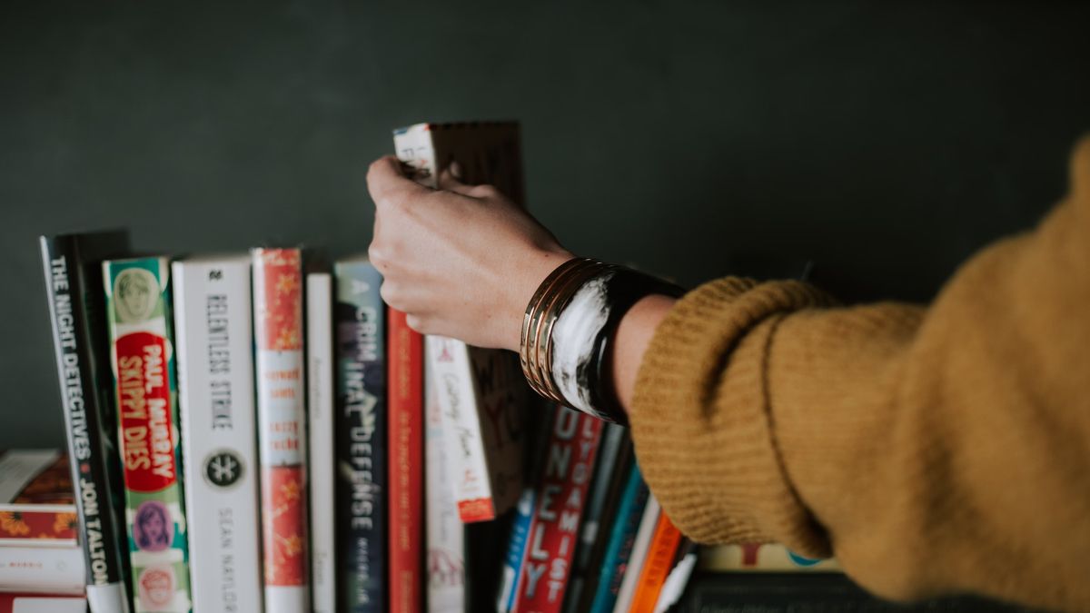 libros en estantería