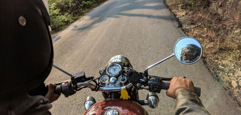 ¿Qué riesgo tiene dejar secar el aceite de una moto? Puede salirle muy caro