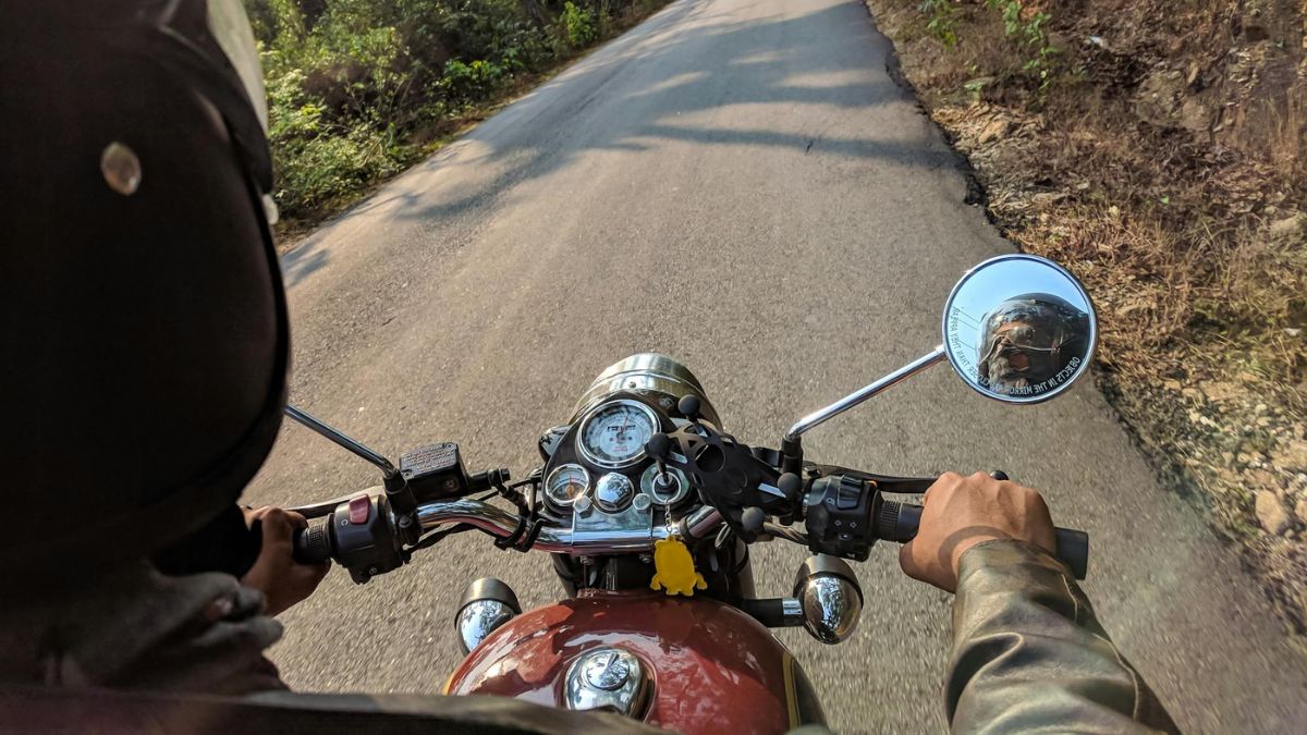 motocicleta recorriendo una carretera.