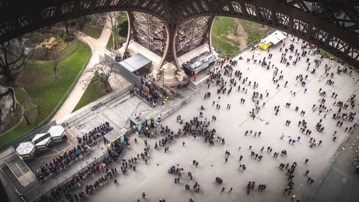 turistas-torre-eiffel
