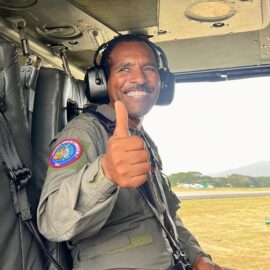Un regalo de Navidad en el aire: Víctor Hugo, conserje de la base área de Cali, cumplió su sueño