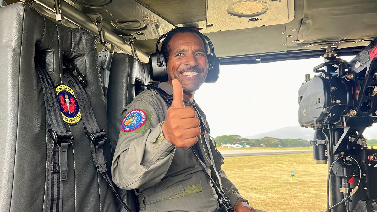 Un regalo de Navidad en el aire: Víctor Hugo, conserje de la base área de Cali, cumplió su sueño