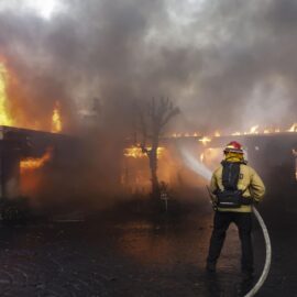 Impactantes imágenes: anuncian 'estado de emergencia' en Los Ángeles por incendios sin control