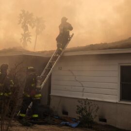 Aumenta a 11 el número de personas fallecidas por el incendio en Los Ángeles