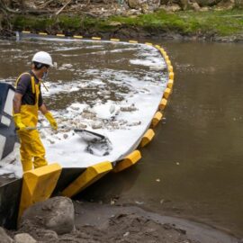 'Galápagos Guardians': tecnología y educación para erradicar plásticos en ríos y mares