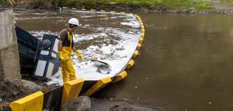 'Galápagos Guardians': tecnología y educación para erradicar plásticos en ríos y mares