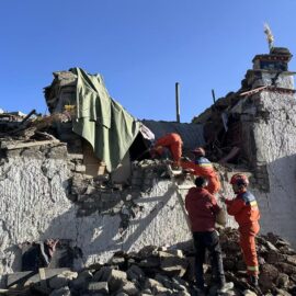 Asciende a 95 la cifra de fallecidos tras fuerte terremoto en la región china del Tíbet