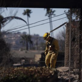 Emergencia en Los Ángeles: los fuertes vientos amenazan con empeorar los incendios