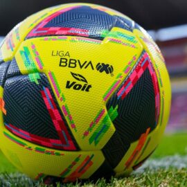 Oficializan sanción a técnico que quiso patear a James en México