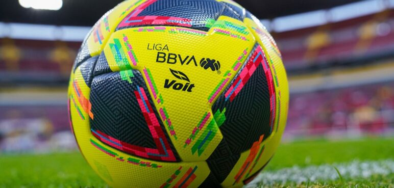 Oficializan sanción a técnico que quiso patear a James en México