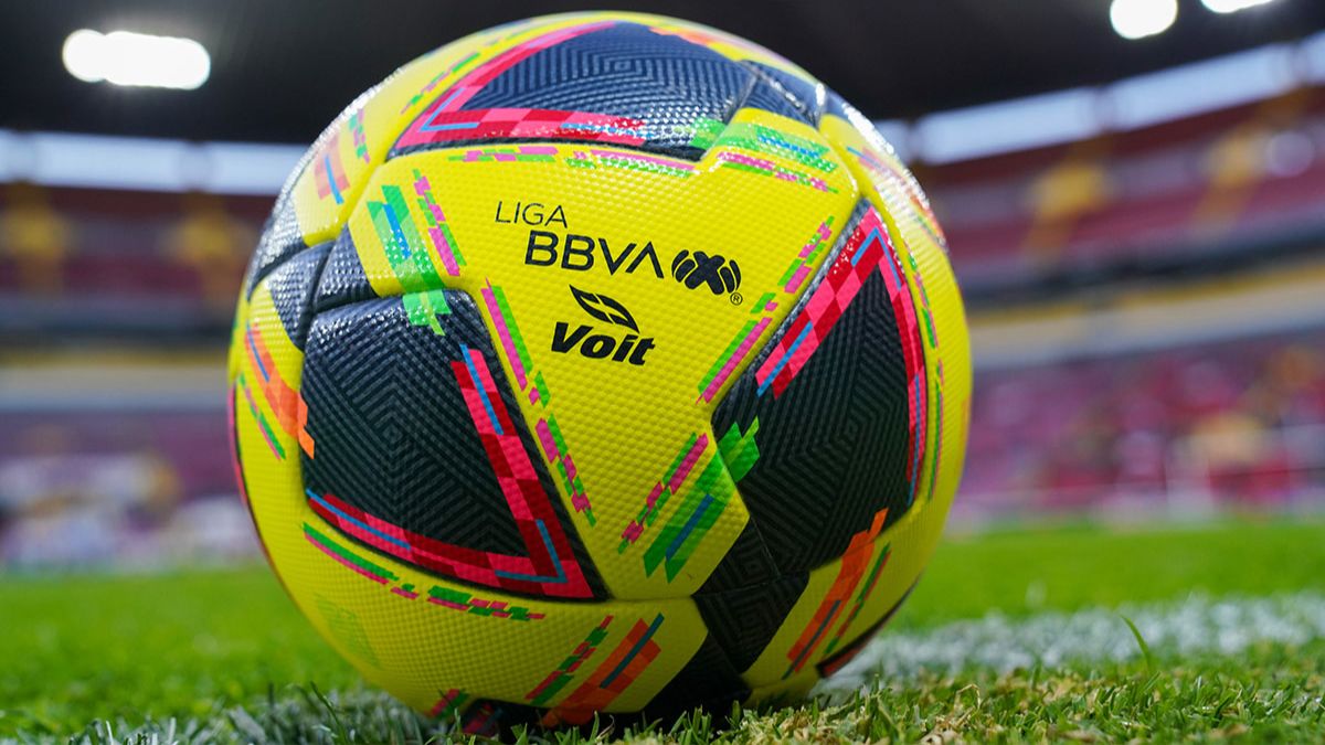 Oficializan sanción a técnico que quiso patear a James en México