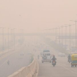 Nueva Delhi enfrenta retrasos masivos en vuelos y trenes, ¿cuál es la razón?