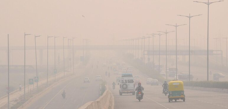 Nueva Delhi enfrenta retrasos masivos en vuelos y trenes, ¿cuál es la razón?