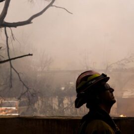 Incendios en Los Ángeles: se registran alrededor de diez fallecidos y 10,000 estructuras afectadas