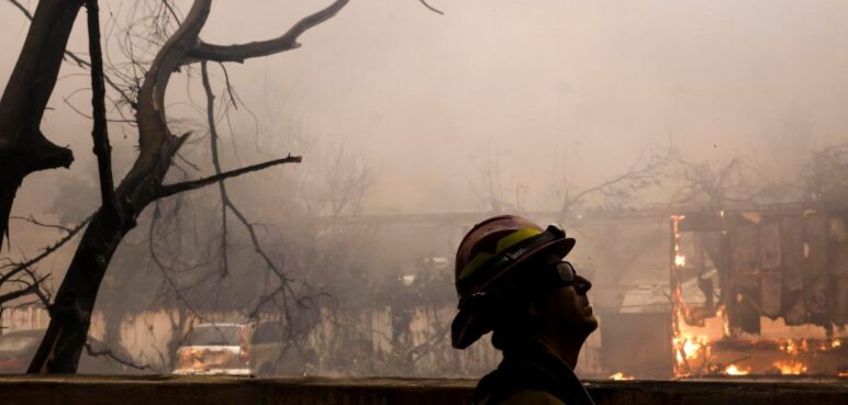 Incendios en Los Ángeles: se registran alrededor de diez fallecidos y 10,000 estructuras afectadas