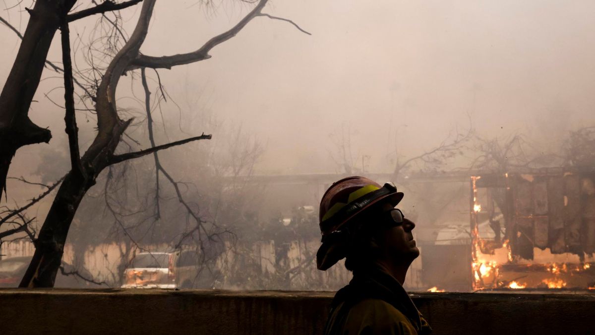 Biden se reúne con equipo de Trump para abordar los incendios en California