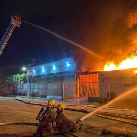 Bomberos de Cali y Yumbo controlan Incendio estructural en Acopi