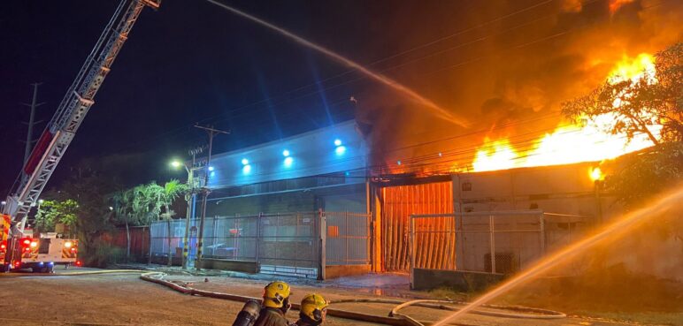 Bomberos de Cali y Yumbo controlan Incendio estructural en Acopi