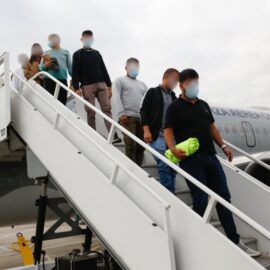 Llega a Colombia el primer grupo de deportados desde EE. UU.