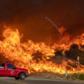 Incendios en Los Ángeles: ‘Hughes’ arrasa con el norte del condado