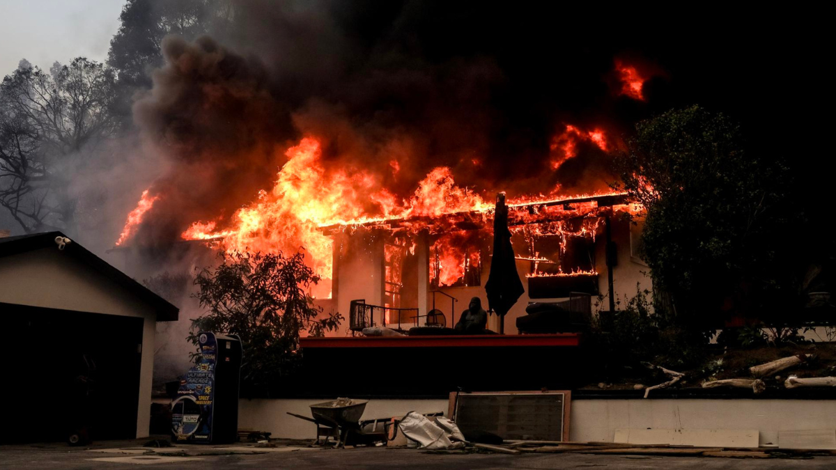 Incendios en Los Ángeles: se registran alrededor de diez fallecidos y 10,000 estructuras afectadas