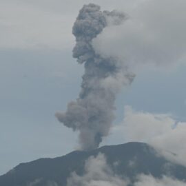 Erupciones volcánicas en Indonesia: autoridades evalúan evacuaciones tras actividad continua