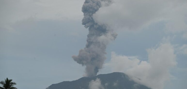 Erupciones volcánicas en Indonesia: autoridades evalúan evacuaciones tras actividad continua