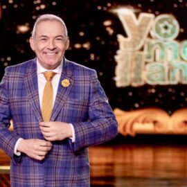 ¿Quién es César Escola? El músico que ha visto generaciones en la televisión