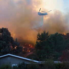 Aumenta a 24 la cifra de fallecidos por los incendios en Los Ángeles