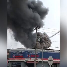 Atención: controlan el fuerte incendio estructural en el barrio Santander en Cali