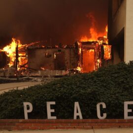 Aumenta a 25 los fallecidos por incendios en Los Ángeles