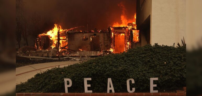 Aumenta a 25 los fallecidos por incendios en Los Ángeles