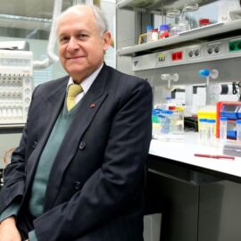 Exponiendo el invaluable legado de Manuel Elkin Patarroyo a la ciencia colombiana