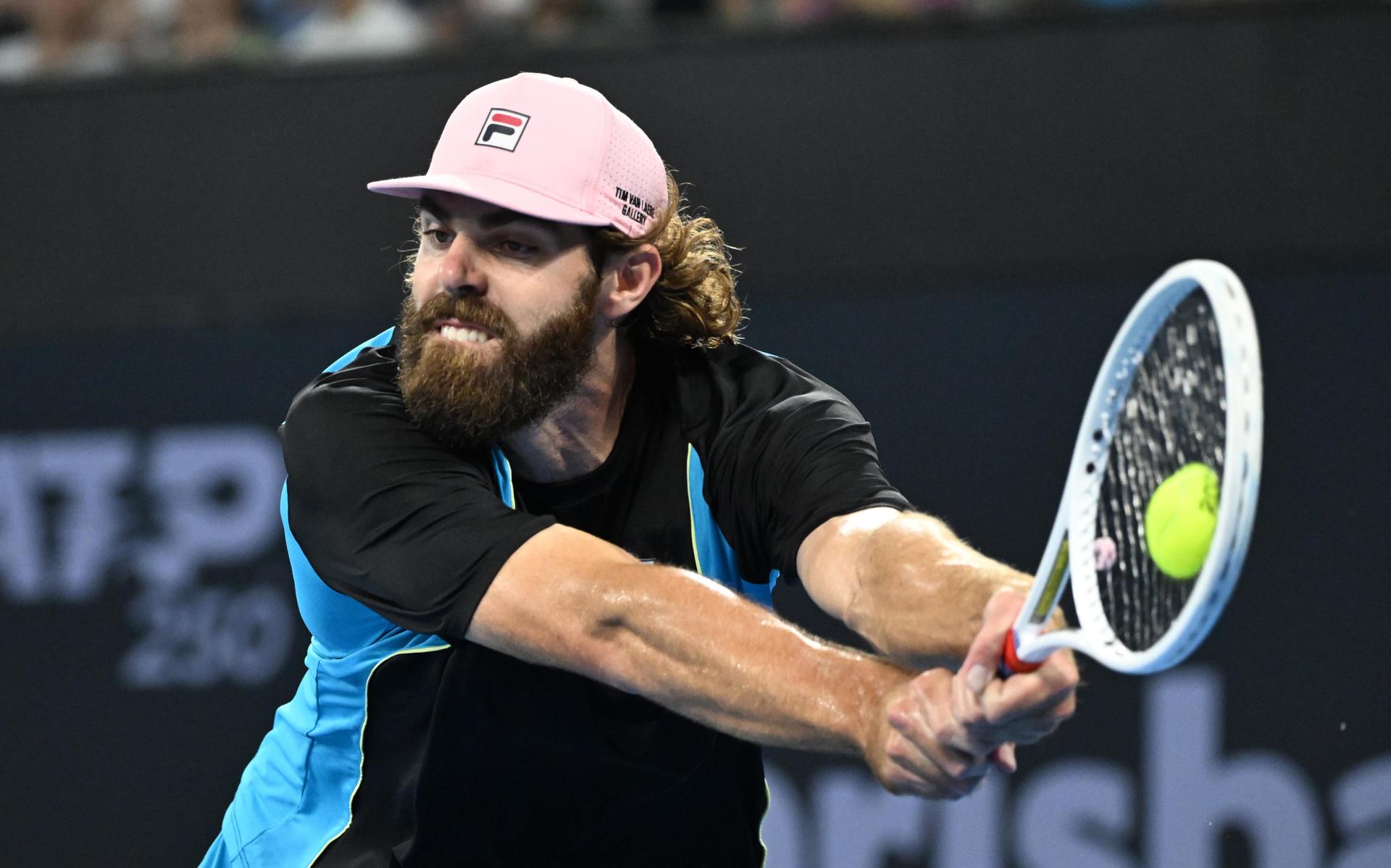 Reilly Opelka, de Estados Unidos, en acción durante su partido de cuartos de final contra Novak Djokovic de Serbia en el torneo internacional de tenis de Brisbane en Brisbane, Australia, 03 de enero 2025. (Tenis) EFE/EPA/DARREN ENGLAND AUSTRALIA AND NEW ZEALAND OUT