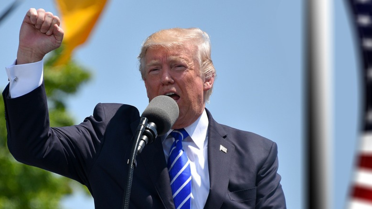 Juez federal bloquea orden de Trump de congelar ayudas públicas