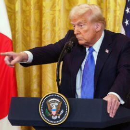 Trump dice que si Hamás no libera a los rehenes antes del sábado desatará el "infierno"