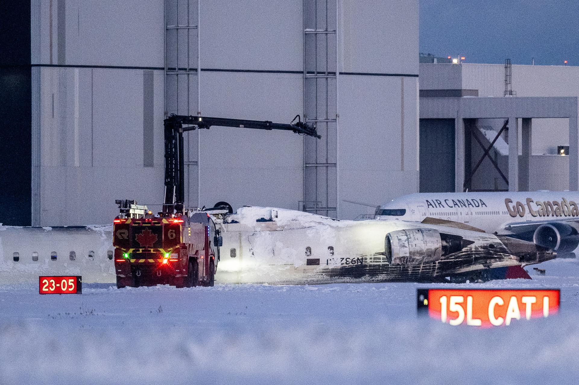 Accidente aéreo en Toronto, Canadá: al menos 18 heridos (tres de gravedad) tras volcamiento