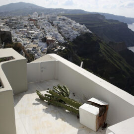 Santorini, una "isla fantasma" tras la salida de residentes y turistas tras fuertes sismos