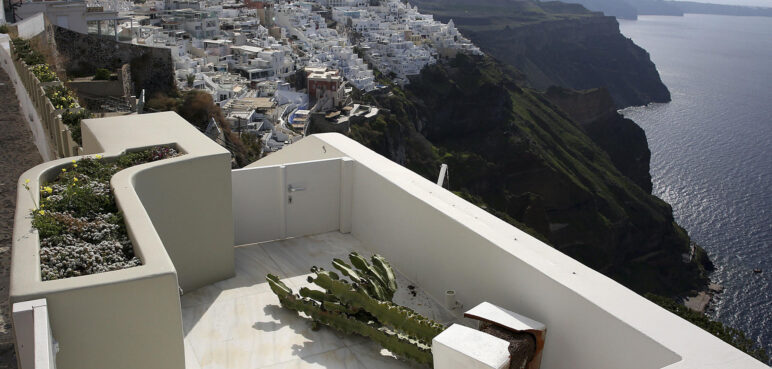 Santorini, una "isla fantasma" tras la salida de residentes y turistas tras fuertes sismos