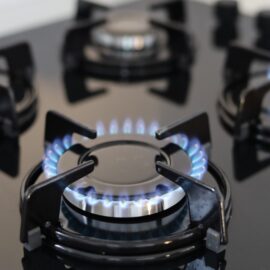 ¿Qué es la revisión periódica del gas natural y cuándo debe hacerla?