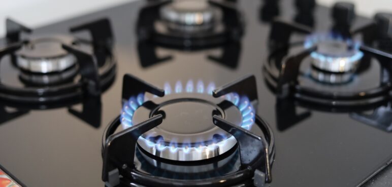 ¿Qué es la revisión periódica del gas natural y cuándo debe hacerla?
