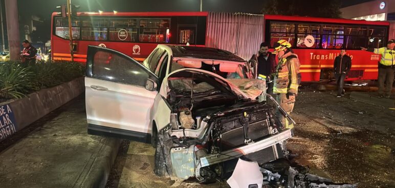 Imprudencia vial provoca accidente entre Transmilenio y camioneta: dejó 12 personas lesionadas