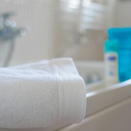 ¿Cada cuánto debe lavar la toalla del baño?Experto responde