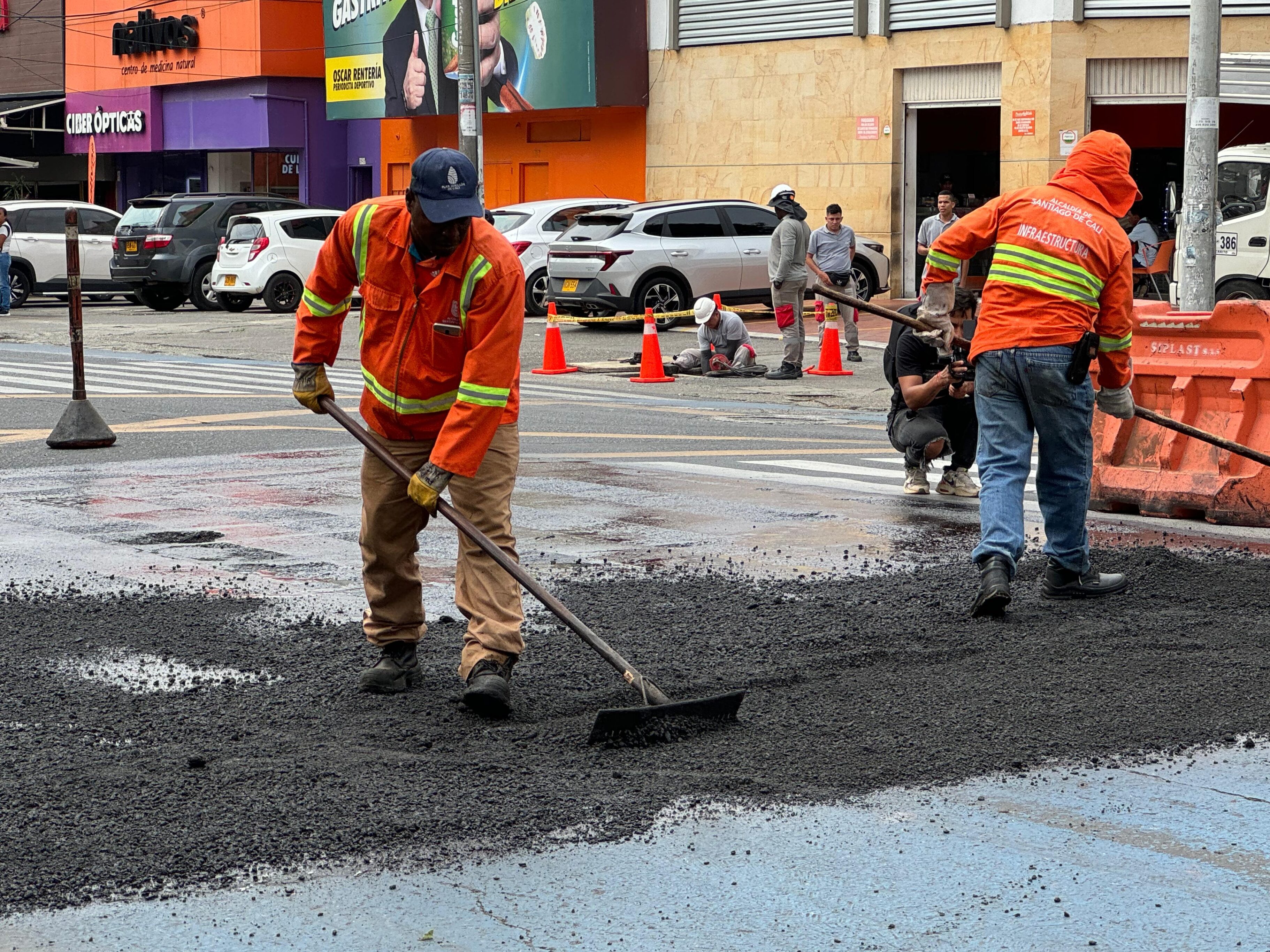 Continúa la recuperación de la malla vial en Cali: Secretaría de Infraestructura avanza en la Avenida Roosevelt