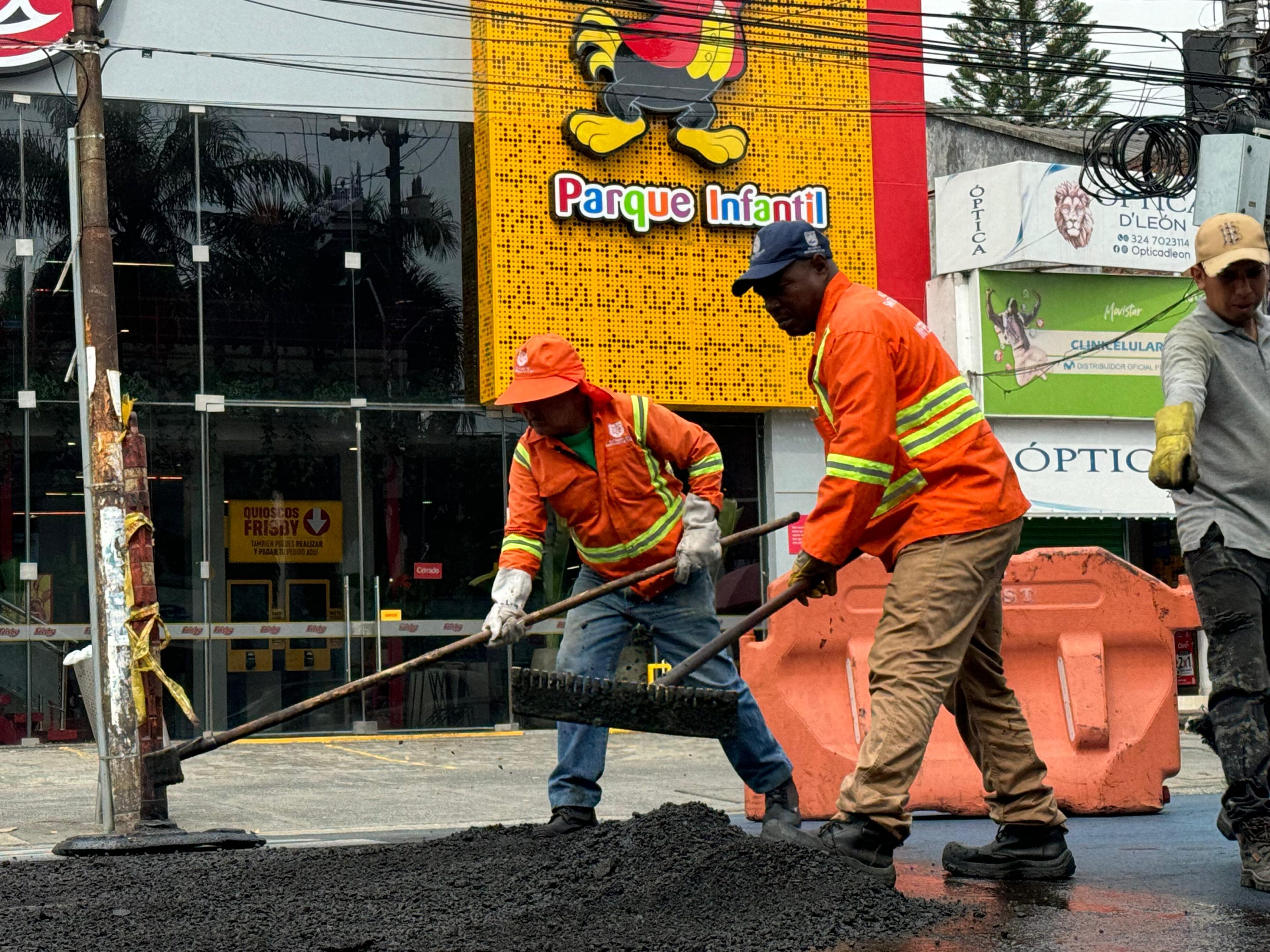 Continúa la recuperación de la malla vial en Cali: Secretaría de Infraestructura avanza en la Avenida Roosevelt