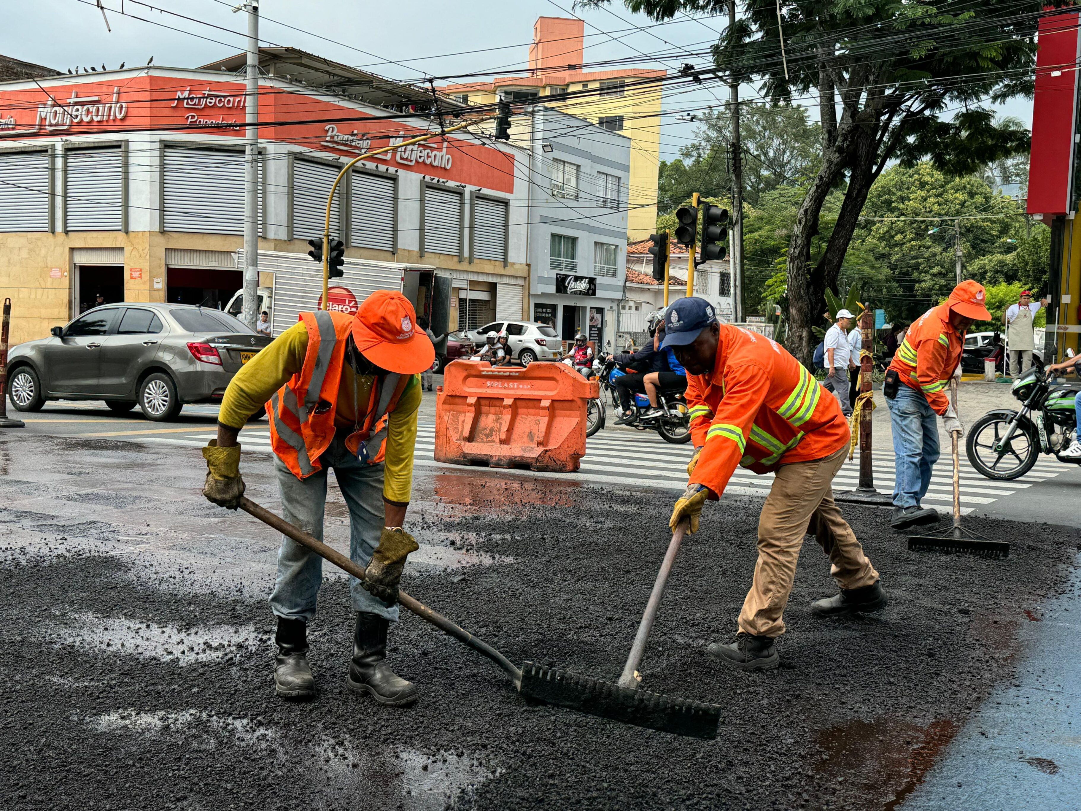 Continúa la recuperación de la malla vial en Cali: Secretaría de Infraestructura avanza en la Avenida Roosevelt