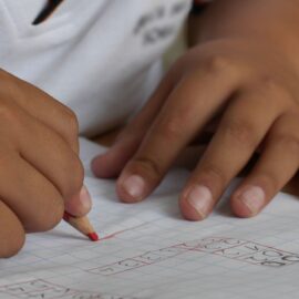 Recorte del presupuesto al ICBF pone en riesgo a miles de niños y madres gestantes