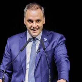 Argentina prohíbe los tratamientos y las cirugías de cambio de género en los menores